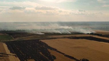 2022 Kherson bölgesinin yanan alanları. Ukrayna 'da savaş. Yüksek kalite 4k görüntü