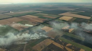 2022 Kherson bölgesinin yanan alanları. Ukrayna 'da savaş. Yüksek kalite 4k görüntü