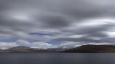 Zaman bulutlu gökyüzü Tabatckuri Gürcistan Gölü üzerinde