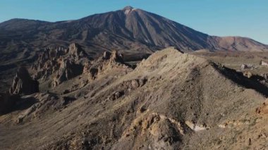 Açık bir yaz gününde yüksek kalite 4K hava görüntüsü
