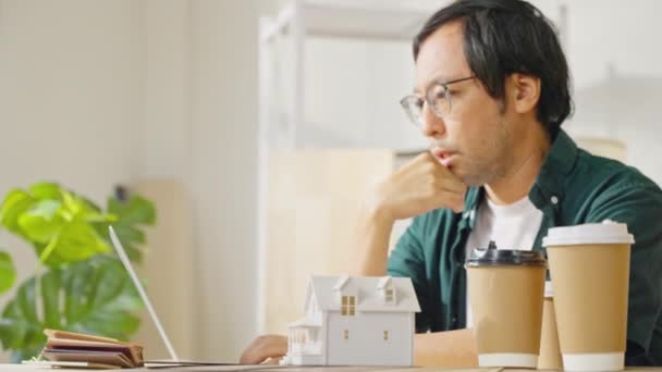 远程工作生活方式 带着笔记本电脑在家工作的紧张的商人 — 图库视频影像