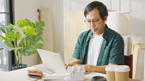 远程工作生活方式 带着笔记本电脑在家工作的紧张的商人 — 图库视频影像