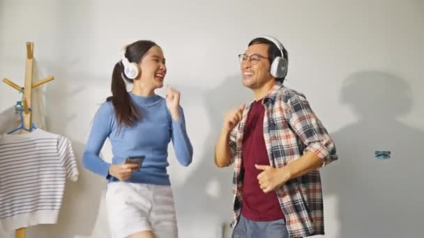 Счастливая Семейная Пара Дома Танцующая Звуки Добрых Вибраций — стоковое видео