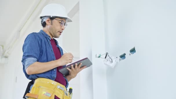 Fastigheten Inspektören Kontrollerar Eller Inspekterar Utrustning Renoveringsprojektet — Stockvideo
