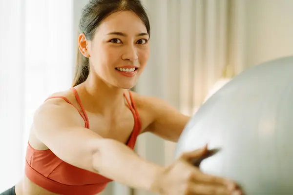 Asiático Optimista Mujer Con Una Bola Yoga Ropa Deportiva Sonriendo — Foto de Stock