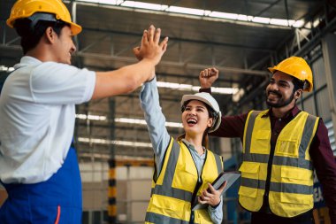 Bir grup Asyalı endüstriyel işçi işlerini bitirdiler ve iş başarısı ve mutluluğu için el veya el ele tutuşarak bir araya geldiler. Düşük açıdan görüntüle.