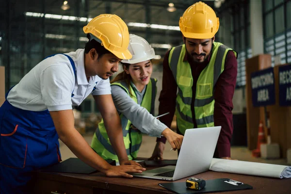 Bir grup Asyalı endüstriyel işçi depo fabrikasında beyin fırtınası yapmak ve tartışmak için toplanıyorlar. Endüstri işçisi olay yerini planlıyor ve tartışıyor. Bölgede çalışan denetçi.