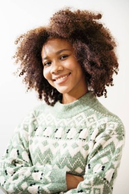 Güzel dişleriyle gülümseyecek özgüveni olan çekici Afrikalı Amerikalı kadın portresi. Kıvırcık saçlı iyimser kadın yaşam tarzı.