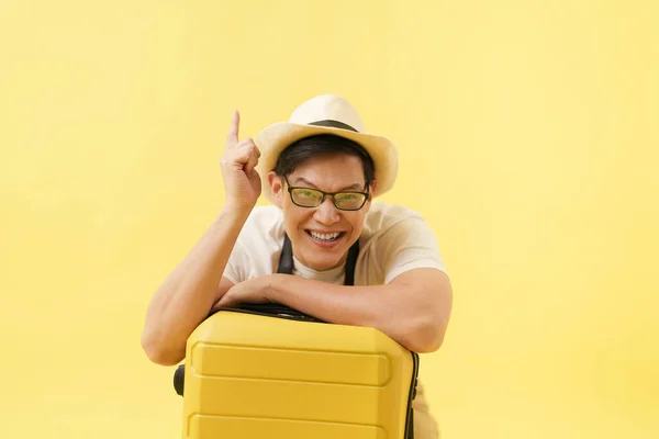 Веселый Молодой Азиатский Путешественник Шляпе Стоящий Указывая Пальцем Вверх Путешествуя — стоковое фото