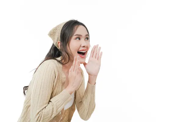 Ritratto Sorridente Allegra Asiatica Giovane Donna Alzare Mano Gesto Gridando — Foto Stock
