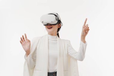 Sanal gerçeklik kulaklığı kullanan genç bir iş kadını..