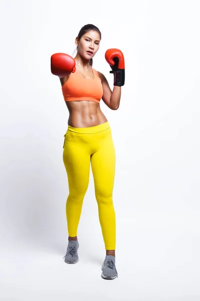 Ázsiai Boksz Kesztyű Fitness Ruhában Miközben Felnéz Elszigetelt Sárga Háttér Stock Kép