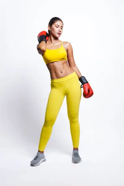 Ázsiai Boksz Kesztyű Fitness Ruhában Miközben Felnéz Elszigetelt Sárga Háttér Stock Kép