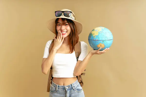 Boldog Ázsiai Fiatal Mosolyog Padlón Csomagokat Közelben Szórakoztató Dolgokat Utazás Stock Fotó