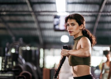 Aktif Yaşam Tarzı, Güçlü Kadınlar Spor Salonu 'nda Spor Yapıyor.