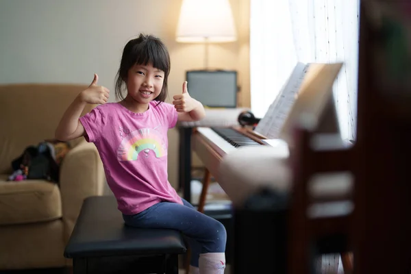 Happy Asian Girl Kid Giving Thumbs Next Piano Expressing Musical — Stock Photo, Image