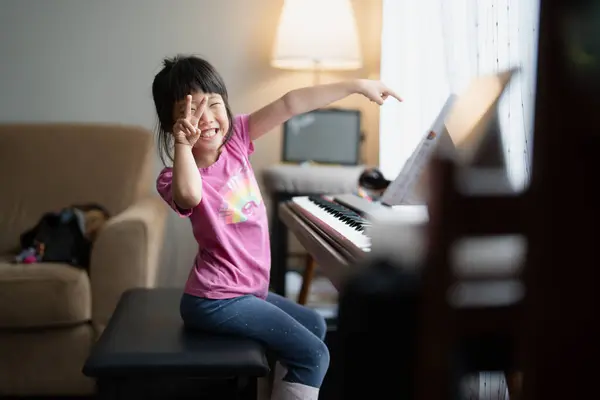 快乐的亚洲女孩 在钢琴伴奏下抛出鼓声 表达音乐喜悦 — 图库照片