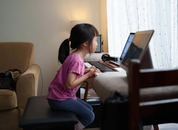 Ázsiai Lány Kid Összpontosított Gyakorló Zongora Online Session Stock Fotó