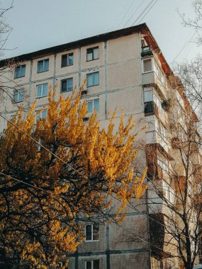 Şehirdeki terk edilmiş eski bina.