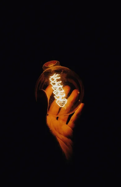 Mano Sosteniendo Una Lámpara — Foto de Stock