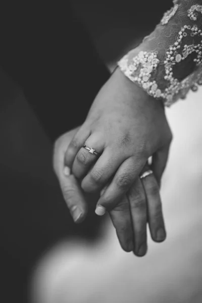 Gelin ve damat onların elele