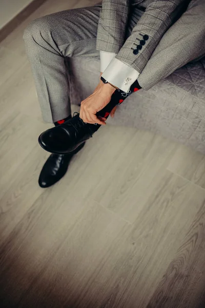 Groom in gray suit with black shoes