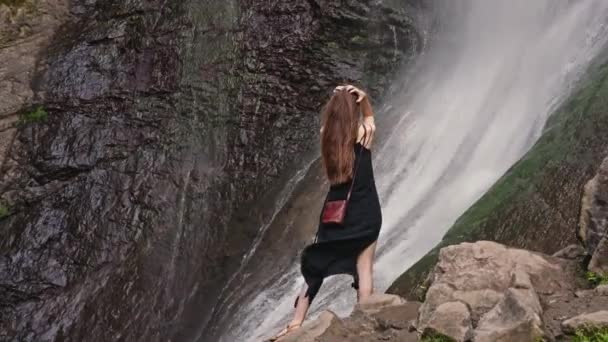 근처에서 장발을 매력적 바위들의 아름다운 광경을 즐기고 고품질 — 비디오