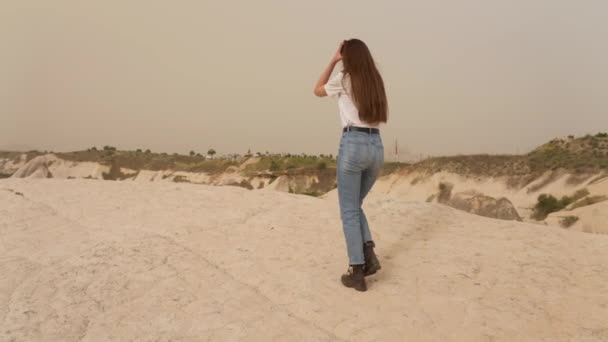 Rallentatore Vista Posteriore Donna Attraente Che Cammina Attraverso Terreno Roccioso — Video Stock