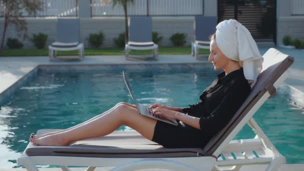 Young Happy Business Woman Working Laptop Towel Her Head Pool — Stock Video