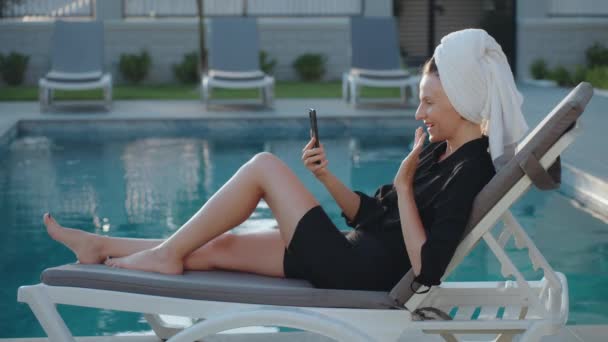 Mulher Negócios Após Dia Trabalho Relaxando Piscina Com Toalha Cabeça — Vídeo de Stock
