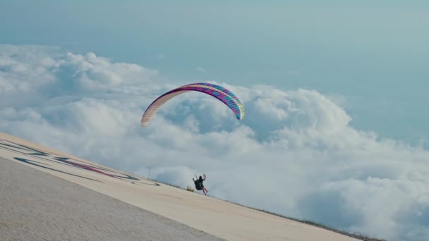 Turun Dari Tanah Lepas Landas Dalam Paralayang Terbang Atas Awan — Stok Video