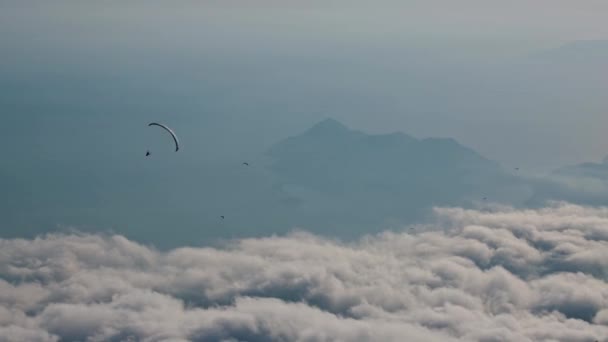 ババダク山から雲の上にパラグライダーの飛行時間が経過しました エーゲ海地中海エーゲ海諸島 高品質4K映像 — ストック動画