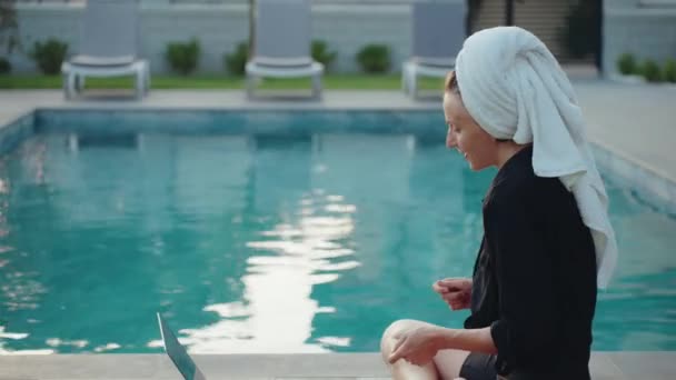 Sosyal Medyada Zaman Kavramı Havuz Başında Oturan Genç Kız Dizüstü — Stok video