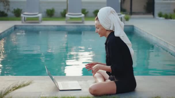 在游泳池里游泳后 独自和自己呆在一起 在笔记本电脑上看音乐录影带 享受周末和跳舞的乐趣 慢动作概念生活平衡 电影4K镜头 — 图库视频影像