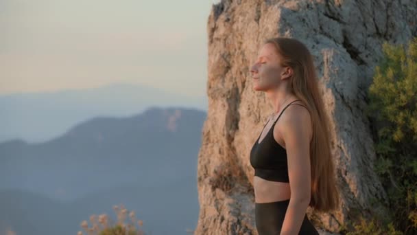 Vista Lateral Mujer Joven Con Pelo Largo Morena Respira Profundamente — Vídeo de stock