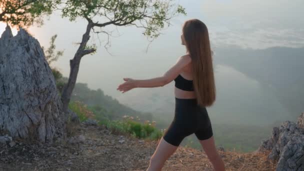 아름다운 코카서스의 아름다운 여성은 과바다가 내려다 보이는 산꼭대기에 운동을 — 비디오