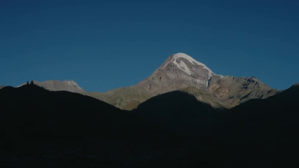 Zeitraffer Schattenbewegung Berge Bei Sonnenaufgang Klaren Himmel Mount Kazbek Georgien — Stockvideo