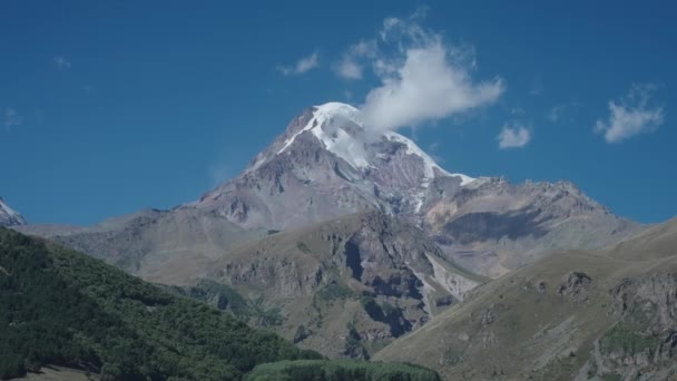 Όρος Kazbek Ξημέρωμα Του Σεπτεμβρίου Μπλε Ουρανός Σύννεφα Όρος Kazbek — Αρχείο Βίντεο