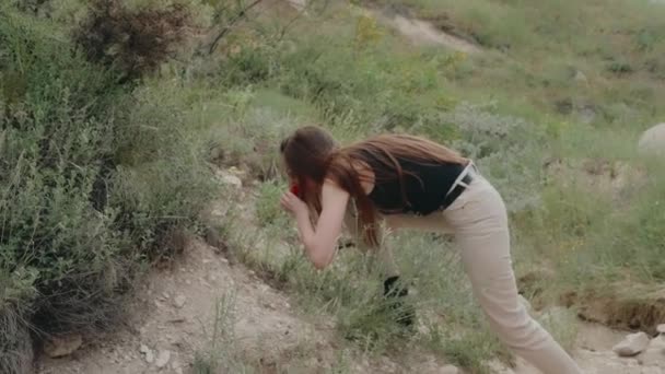 여행객 카파도키아 공원에서 티셔츠에 바지를 부츠를 관광객 냄새를 구부렸다 스타일 — 비디오