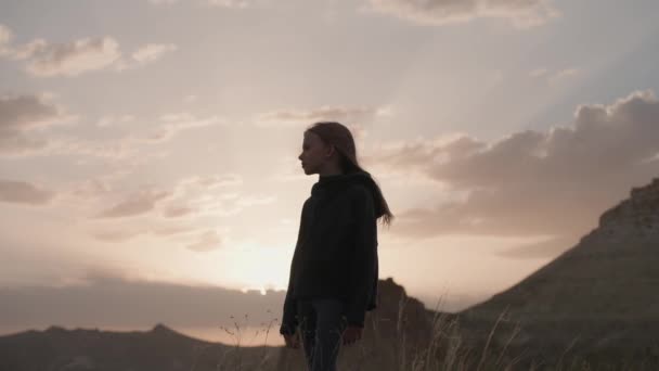 Silhouette Teenage Girl Blond Hair Background Sunset Mountains Caucasian Girl — Stock Video