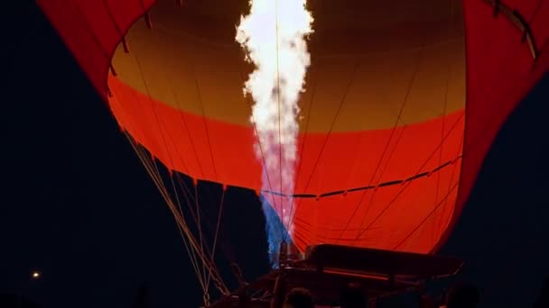Langzame Beweging Close Van Brandende Vlam Van Gasbrander Kleurrijke Heteluchtballon — Stockvideo