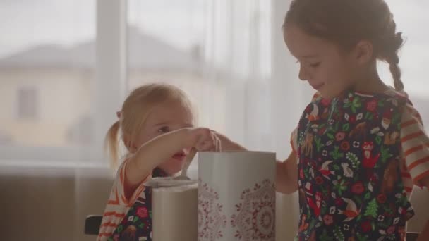 Dwie Siostry Przygotowują Się Pieczenia Ciasta Dwie Dziewczyny Lat Słodkie — Wideo stockowe