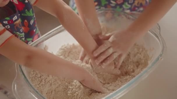 Draufsicht Kinderhände Großaufnahme Kinder Mischen Mehl Einer Schüssel Kaukasische Kinder — Stockvideo