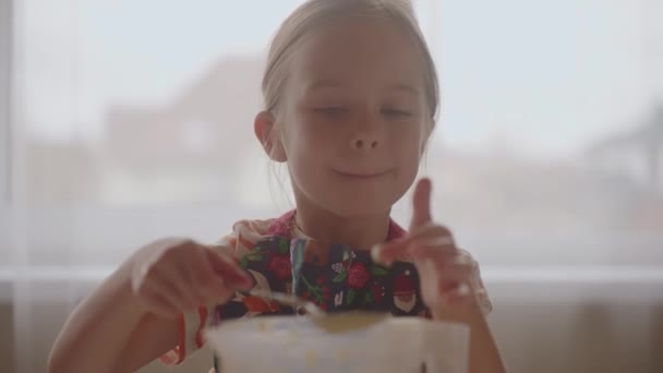 생활에서 어린이들은 즐기는 소녀를 감정에 빠뜨린다 머리에 사람은 만들면서 음식을 — 비디오