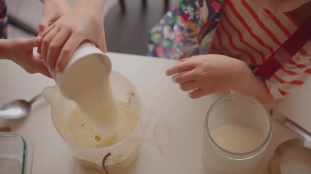 Вид Сверху Четыре Детские Руки Смешивание Муки Ингредиенты Приготовления Пирога — стоковое видео