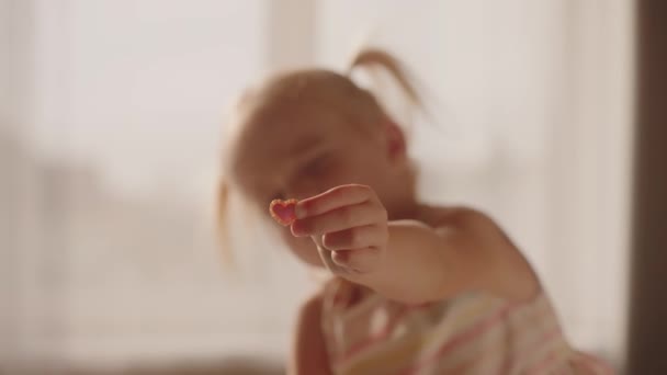 Κοντινό Πλάνο Ενός Μικρού Κοριτσιού Που Κρατάει Μικρή Καρδιά Έννοια — Αρχείο Βίντεο