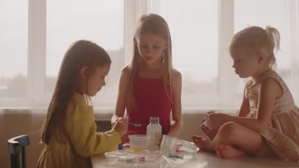 Curious Girls Have Fun Home Doing Chemistry Experiment Mixing Colored — Stock Video