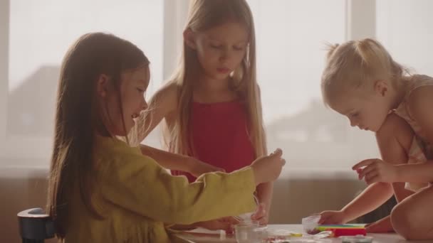 Děti Mluví Tři Dívky Krásných Šatech Baví Doma Hraje Vzdělávací — Stock video