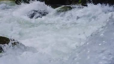 Yavaş çekimde güzel, hızlı akan dağ nehri. Rahatlatıcı video, süper yavaş çekim, uzun video, doğal arka plan, soyutlama..
