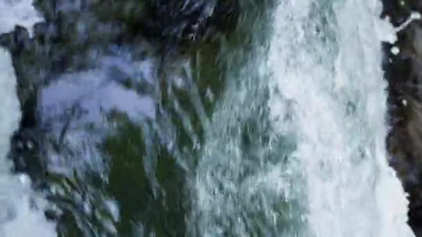 超级Slo Mo流动水 移动视频智能手机格式 社交媒体 垂直视图 — 图库视频影像